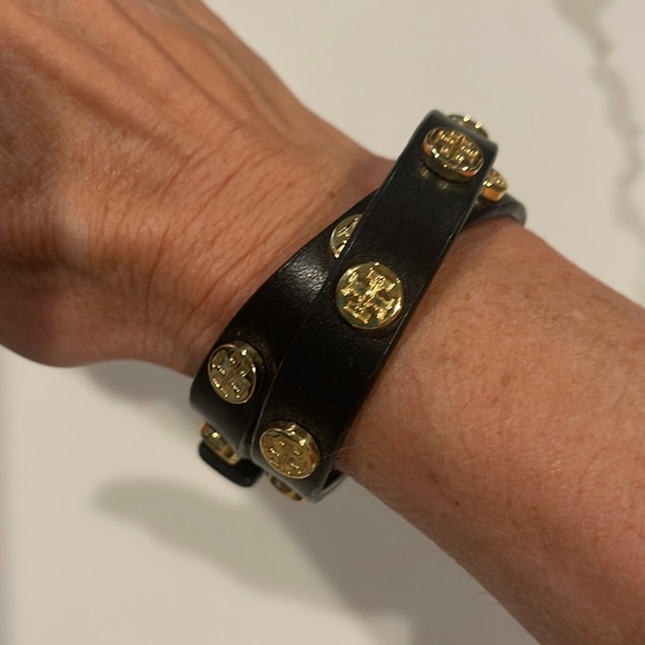 Tory Burch miller raised logo in goldplate, black leather double wrap bracelet. - Picture 2 of 8